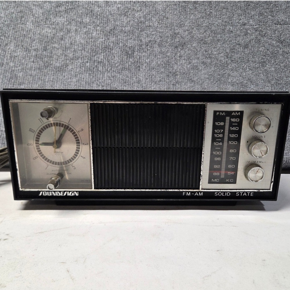 Vintage Soundesign 3418 AM FM Clock Radio Solid State Woodgrain Telechron Alarm